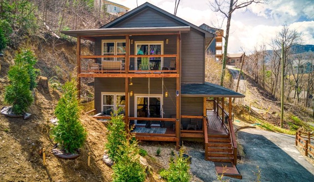Mins to Gburg Sleeps 8 Hot Tub Arcade Area Pool