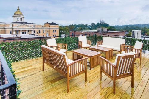 Modern Dtwn Condo w/Balcony in Hendersonville