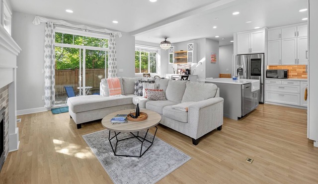 Modern Edmonds Escape: Spacious, 3BDRM, Fireplace