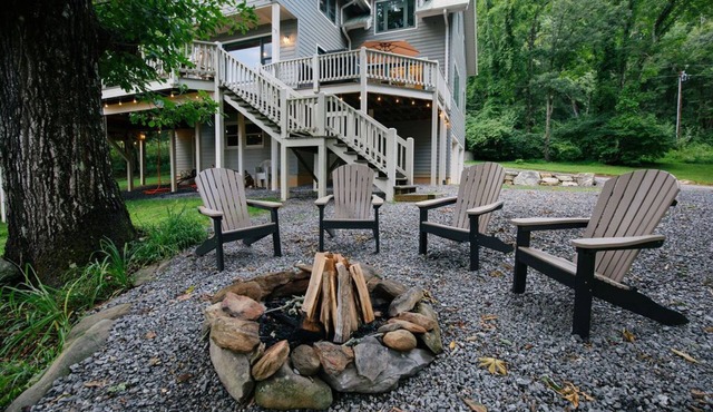 Modern Lodge close to Asheville NC with mountain views, hot tub & fire pit.