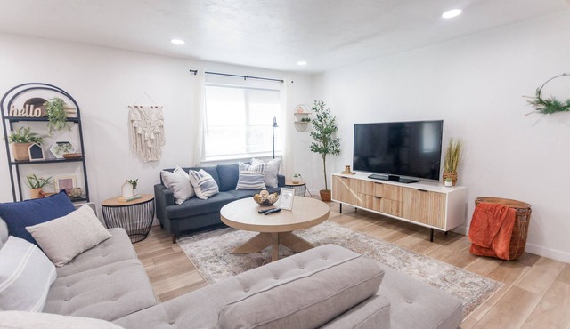 Modern & Spacious 4-bedroom Home 15 min to U of O, 11 min from Airport