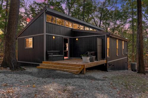 Modern w Hot Tub, Grill, WiFi & Resort Access