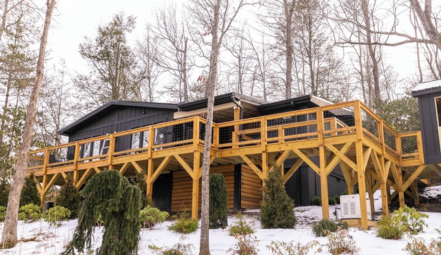 Moondrift Retreat - pet friendly, hot tub, community amenities, ranch style home