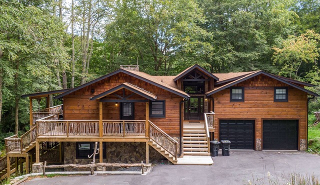 Moosey Creek Lodge - Creekside home with a hot tub!