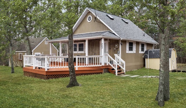 Mountain retreat chalet w/hot tub & deck