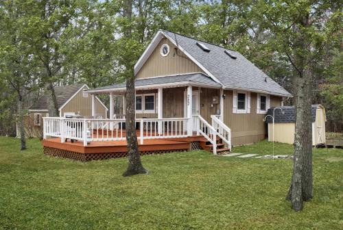 Mountain retreat chalet w hot tub & deck