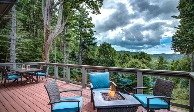 ☆ Mountain Views with Hot Tub, Fire Table, Game Room, Located in Blowing Rock
