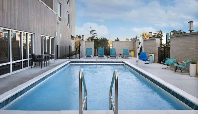 Near Airport & Beaches with Pool, Free Breakfast & Parking