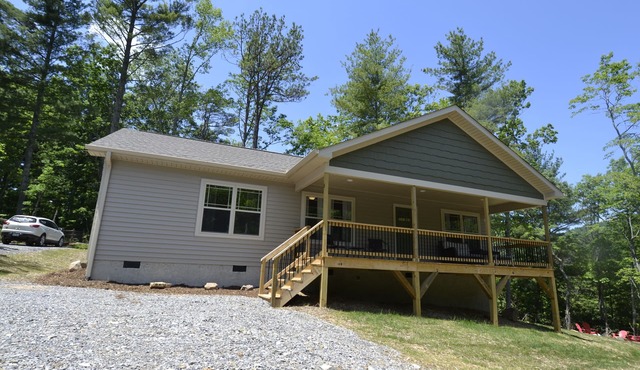 Near Asheville*Hot Tub* New Home*Mountain Views*family friendly*Fire pit