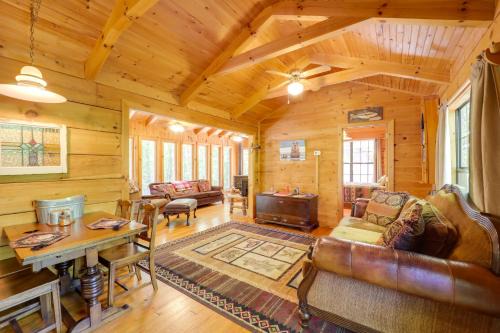Near Hiking! Couple's Retreat w/Hot Tub in Marion