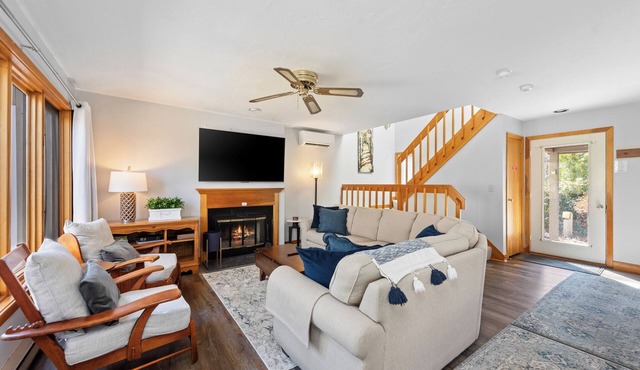 NEW! Charming Townhouse + Shared POOL