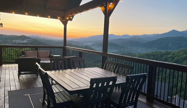 NEW, Contemporary Chalet With Stunning VIEWS! HUGE Decks, Game Room, Fire Pit