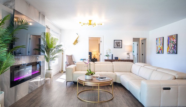 NEW‼️LUX SPACIOUS HOME-POOL/5 MIN TO STRIP/GOURMET KITCHEN/BUSINESS CENTER