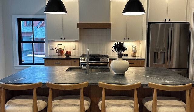 NEW Luxury 5BR Stowe Townhome, Sleeps 12 + Arcade Room, Foliage & Bike Trails