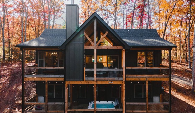 NEW Peaceful Family Retreat w/ hot tub, 2 fireplaces, grill, 5 min. walk to pond
