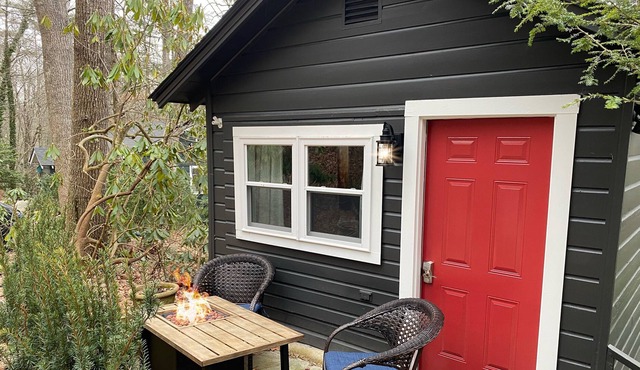 New to VRBO! Romantic suite, Kitchenette, Dog friendly,Fire table,Fiber Optic WI-FI