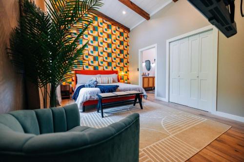 New Unique Silo with Hot Tub & King Beds Sleeps 6