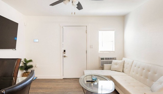 Newly built 1 Bedroom - 2min drive to Fremont St