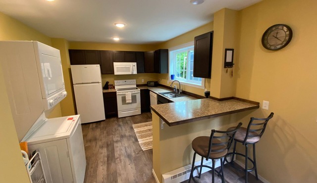 North End- Versatile Studio w/Full Sized Kitchen & Bath- CLEAN!