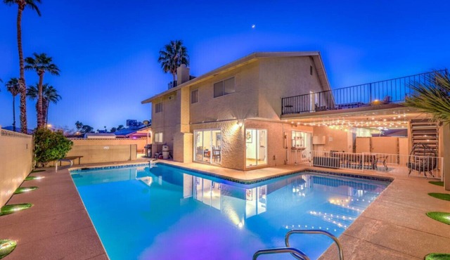 Oasis near STRIP-Lap Pool, Spa, Sauna, Poker, Deck