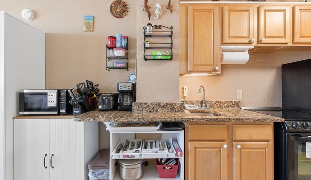 Oceanfront Studio w/Balcony, Pool & Hot Tub Access