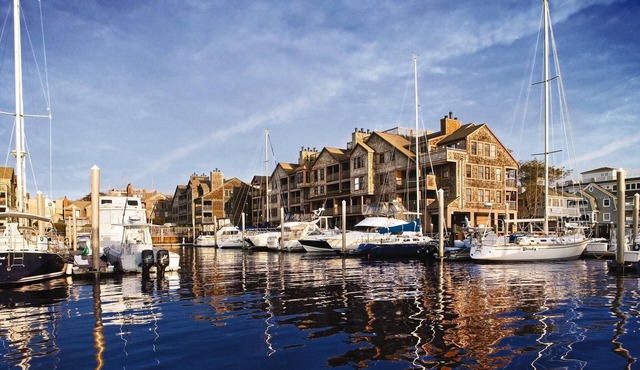On the harbor, perfect for mansions, cliff walk, shopping, nightlife, mansions
