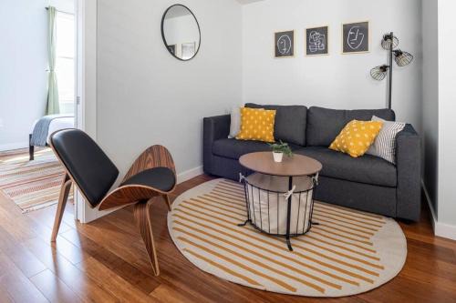 OTR, QUEEN Bed, 50in TV, Workspace, Near Lightrail
