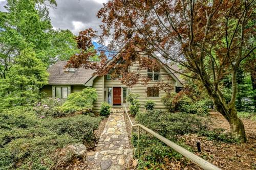 Our Point of View - Lakefront home with hot tub, pool table, dock - dog-friendly