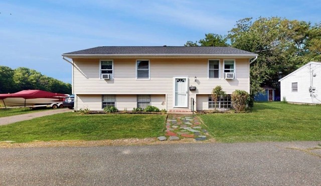 Peaceful centrally located home: w/yard & walking distance to town