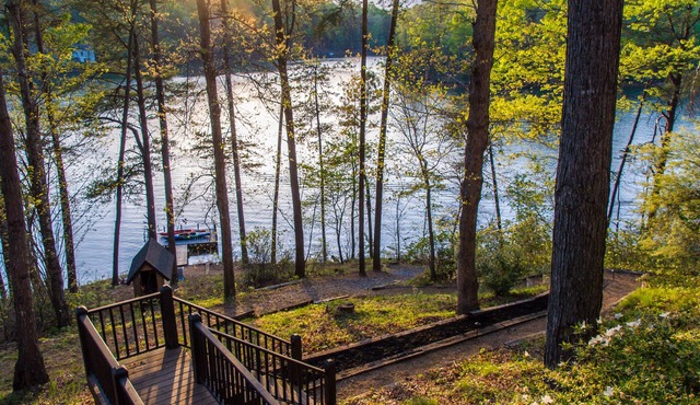 Peaceful Lake House Retreat: Swim, Kayaks, SUPs