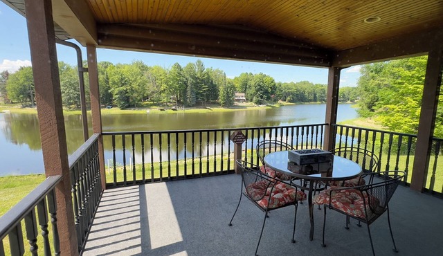 Peaceful Log Cabin Perfect for Cozy Couples' Retreat | Scenic Riverfront