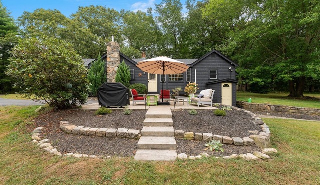 Peaceful Oasis minutes to T.F. Green International Airport, Main Street & more