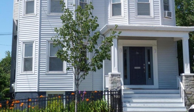 Peaceful Oasis on Munjoy Hill 1st flr 3BR parking