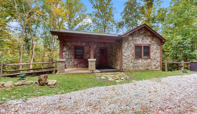 Peaceful Retreat with outdoor deck, pool table and hot tub