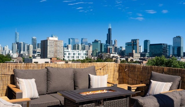 Penthouse and Private Rooftop with Skyline Views, Grill, and Fire Pit - Sleeps 6