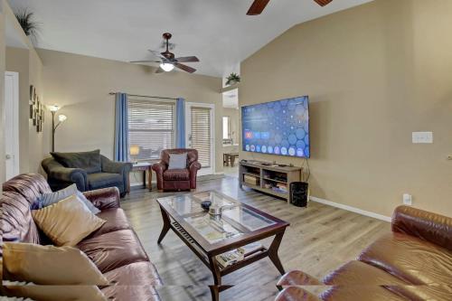 Pet-Friendly 4BR Vegas Vacation Renta Sleeps 8 Families, Groups Welcome!