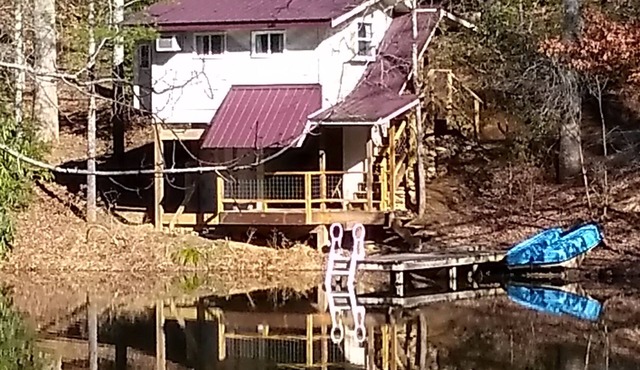 Pet friendly Little House, Fire pit, paddle boat, 2 hammocks, porch swing, grill