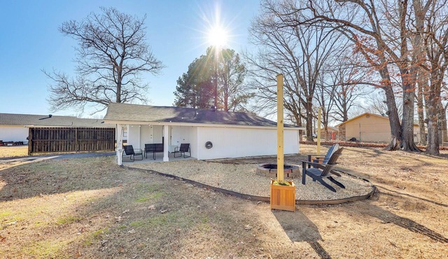 Pet-Friendly Studio w/Yard & Fire Pit in Vilonia!