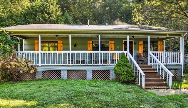 Pet-Friendly Vacation Rental - 15 Mi to Asheville!