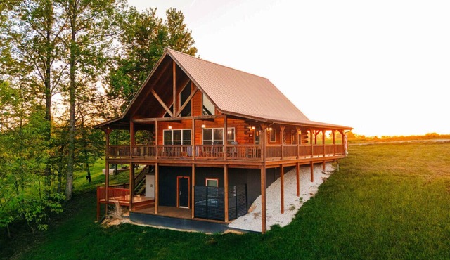 Pond Paradise | Hot Tub | Sleeps 7 | Pet Friendly
