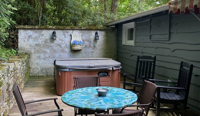 quaint cottage w/hotub & firepit-2 min -downtown Blowing Rock-pet friendly