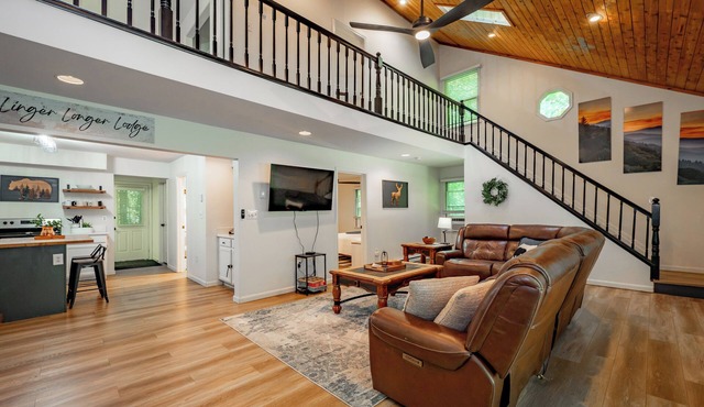 Quaint Retreat w/Fire Pit & Hot Tub!