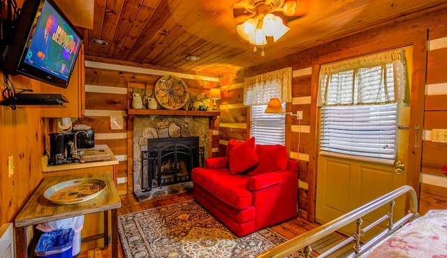 Queen Cozy Cabin on Main St