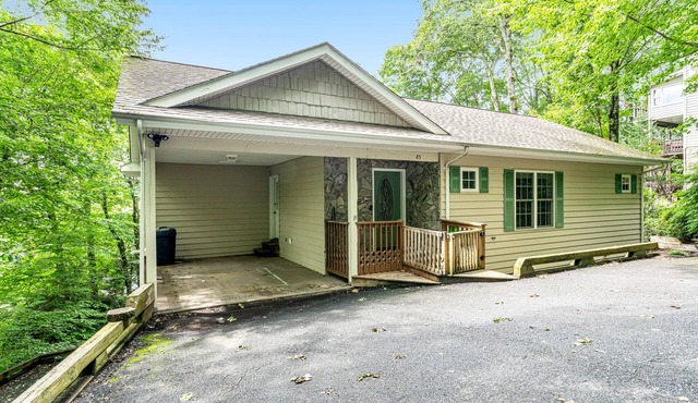 Quiet cottage with deck & grill + resort pool, on-site golf, & tennis courts