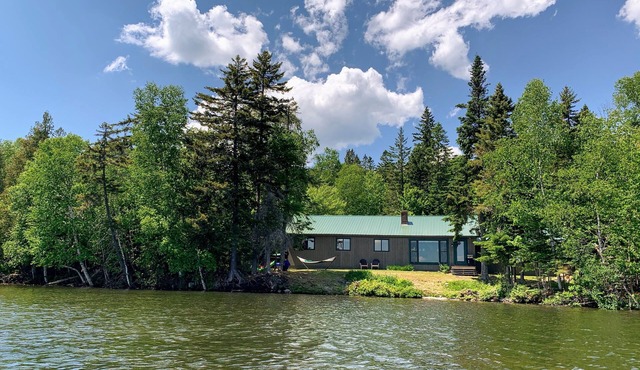 Rangeley Waterfront Retreat: 4 Bed, 2 Bath, Perfect for Families to Unwind