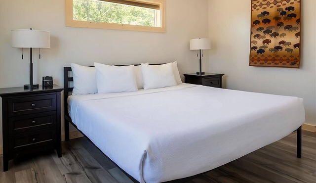 Relaxing Riverfront Unit with Kitchenette! FREE Parking, Outdoor Pool!