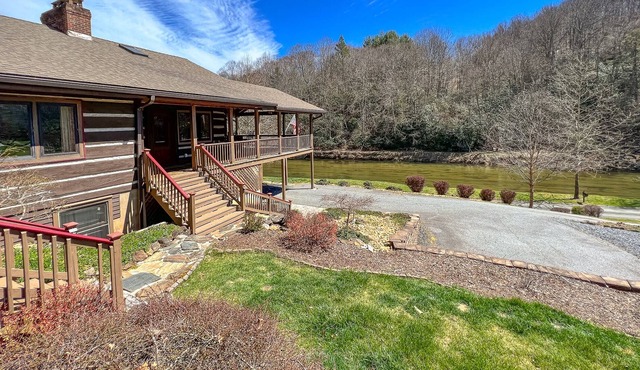 River Bliss - New Rental for 2023. Riverfront cabin with 5BR/3BA