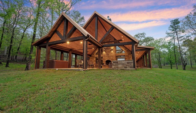 Riverfront Cabin, Bunkhouse -160 Acres/Hot Tub/Hiking Trails!Kayaks Provided!