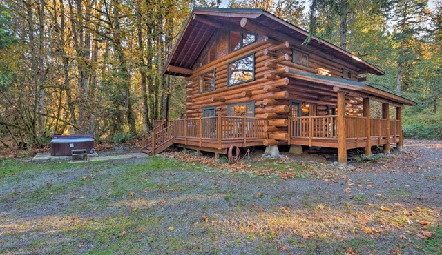 Riverfront Cabin w/Hot Tub: 2 Mi to Eagle Falls