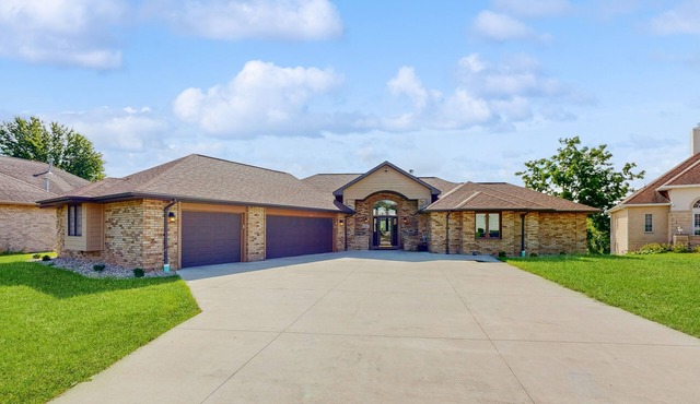 Riverfront home with pool, hot tub & sauna - perfect location